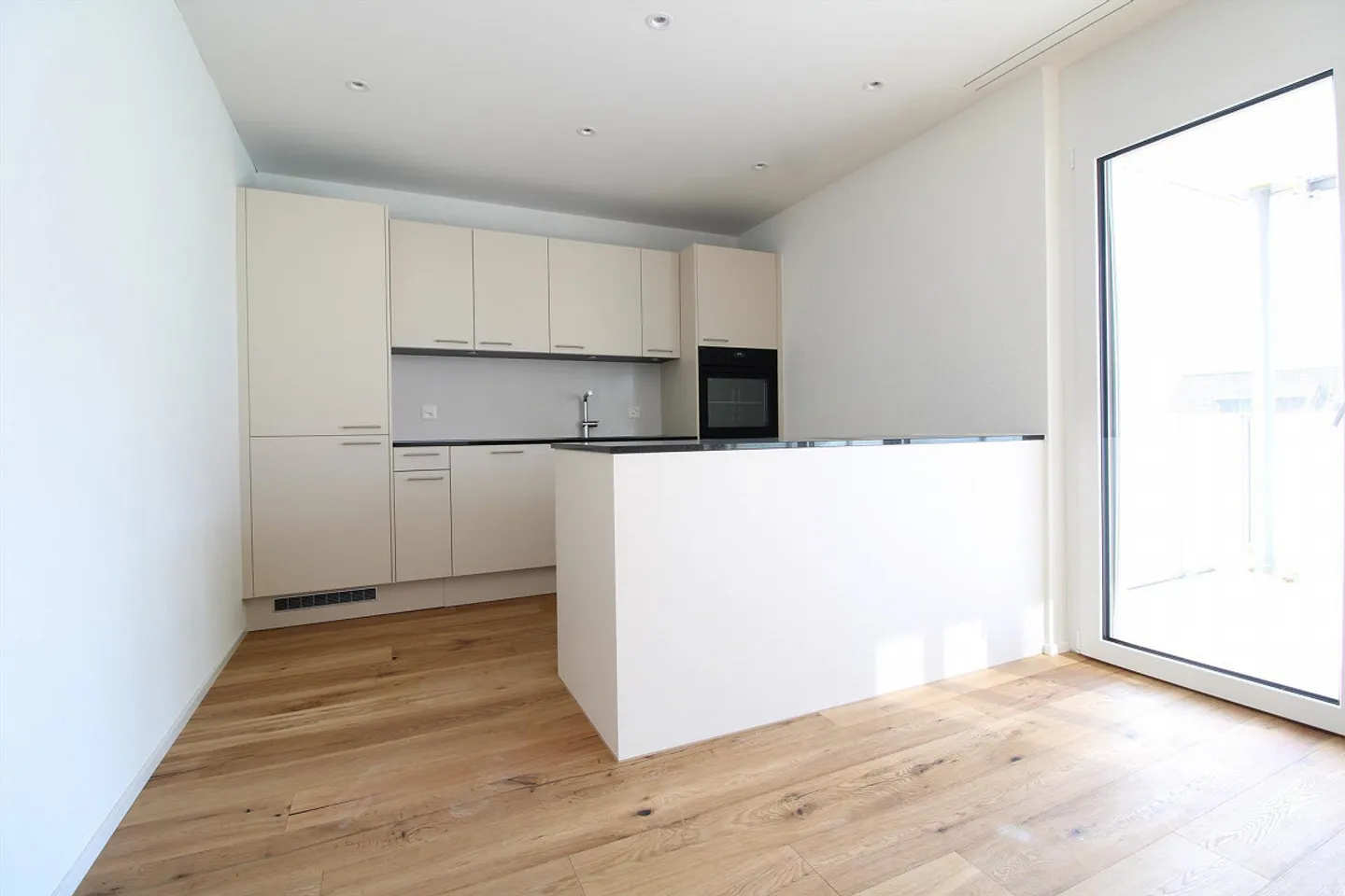 Appartement lumineux et moderne de 2,5 pièces au rez-de-chaussée avec patio - Photo 3 sur 9