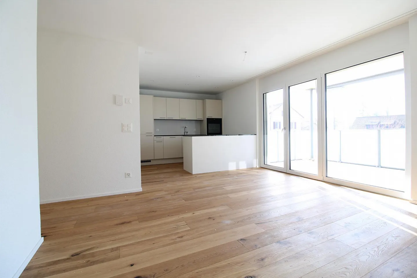 Appartement lumineux et moderne de 2,5 pièces au rez-de-chaussée avec patio - Photo 4 sur 9