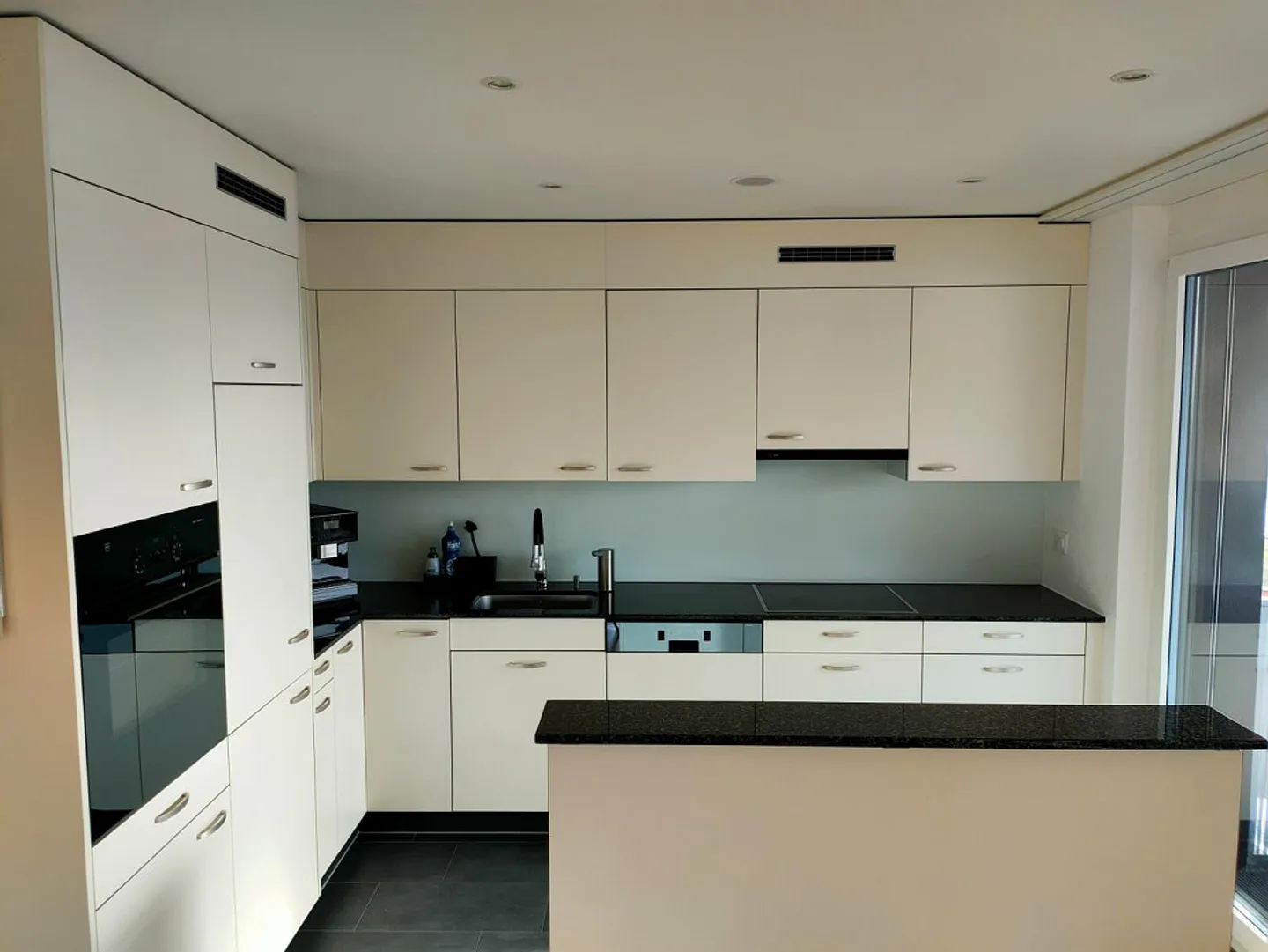 Appartement moderne lumineux de 3,5 pièces avec un haut niveau de finition - Photo 3 sur 12