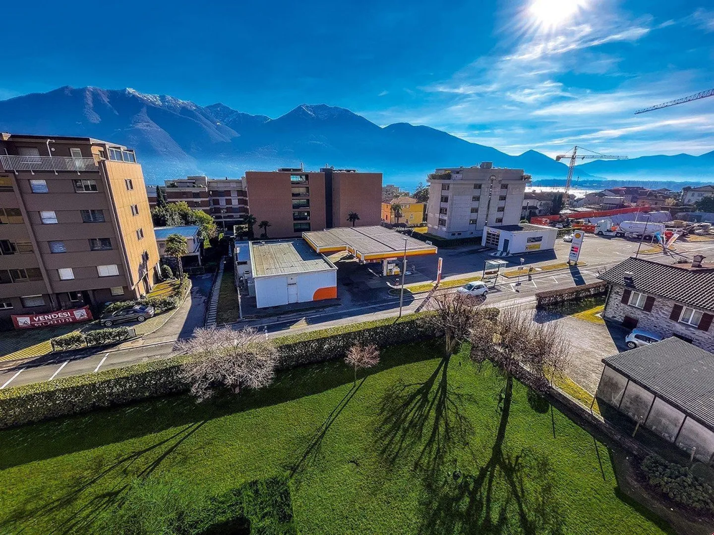 À quelques pas du lac et de la gare de Minusio, grand et ensoleillé 4.5 pièces - Photo 2 sur 21