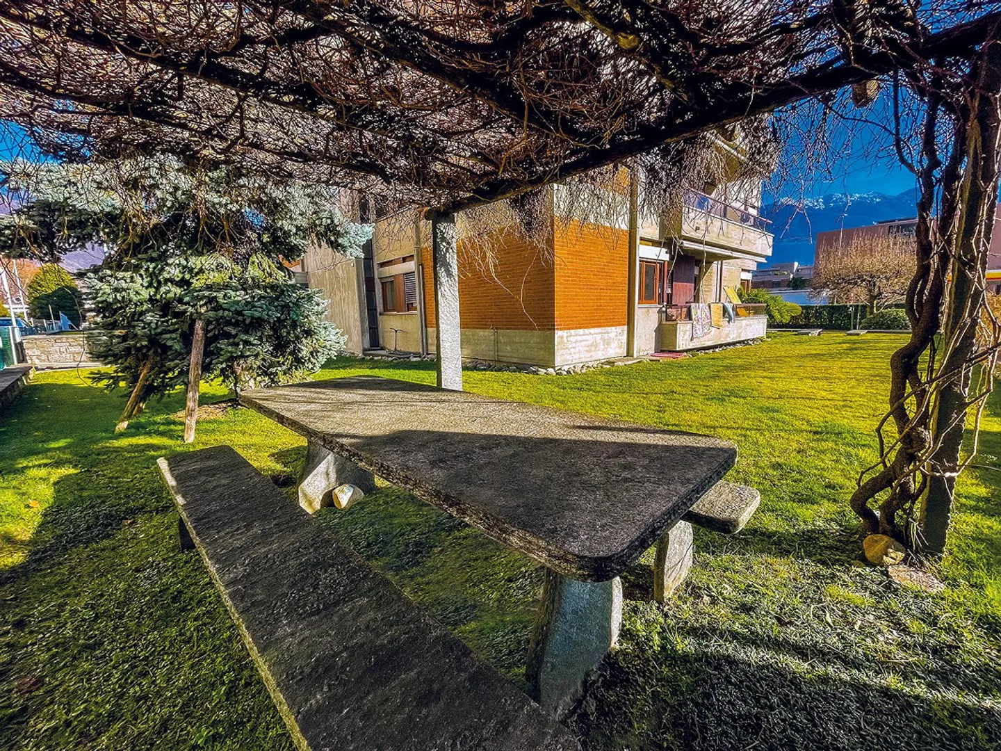 À quelques pas du lac et de la gare de Minusio, grand et ensoleillé 4.5 pièces - Photo 21 sur 21