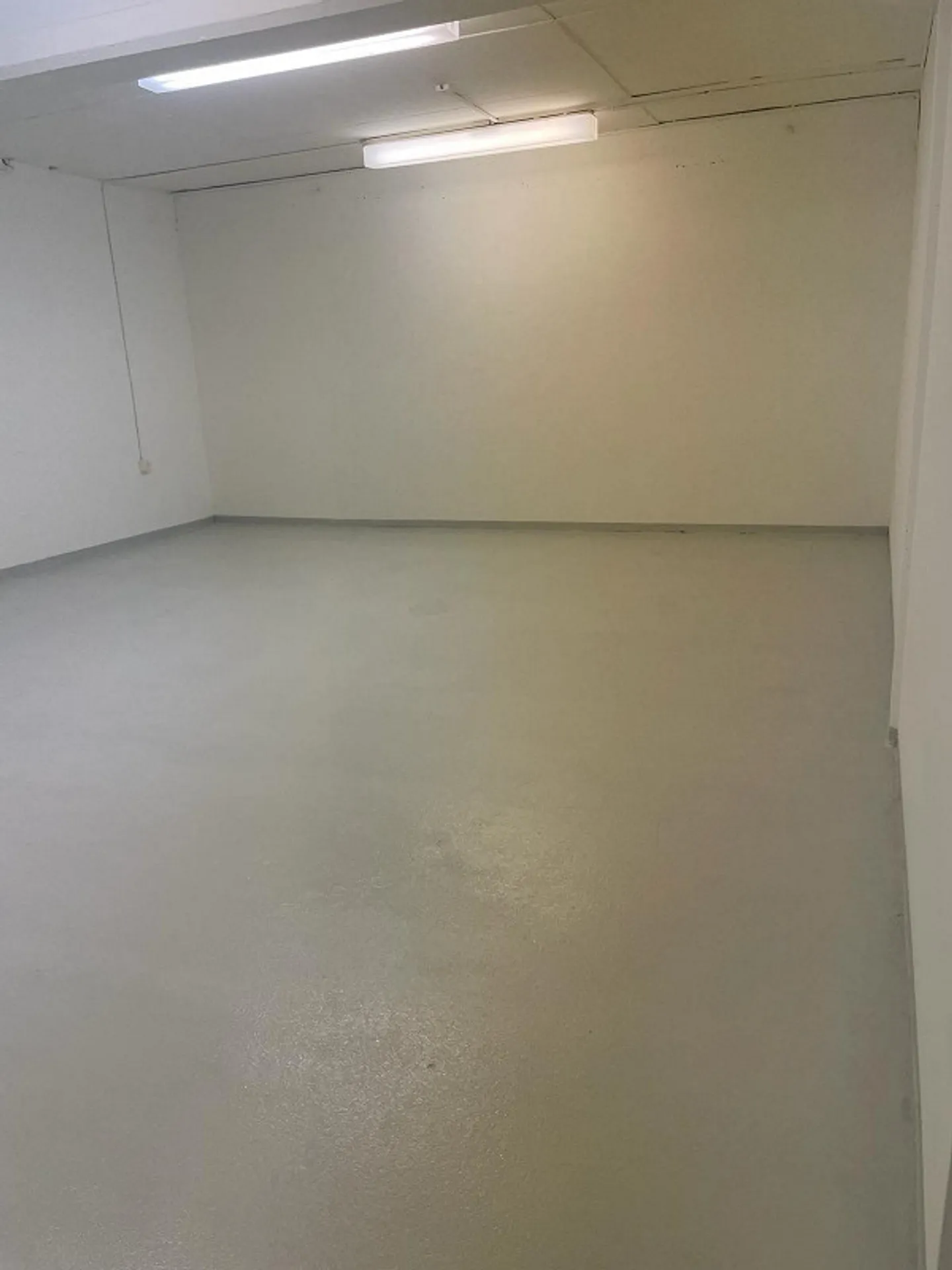 Stanza di stoccaggio/archivio nel seminterrato - Foto 1 di 3