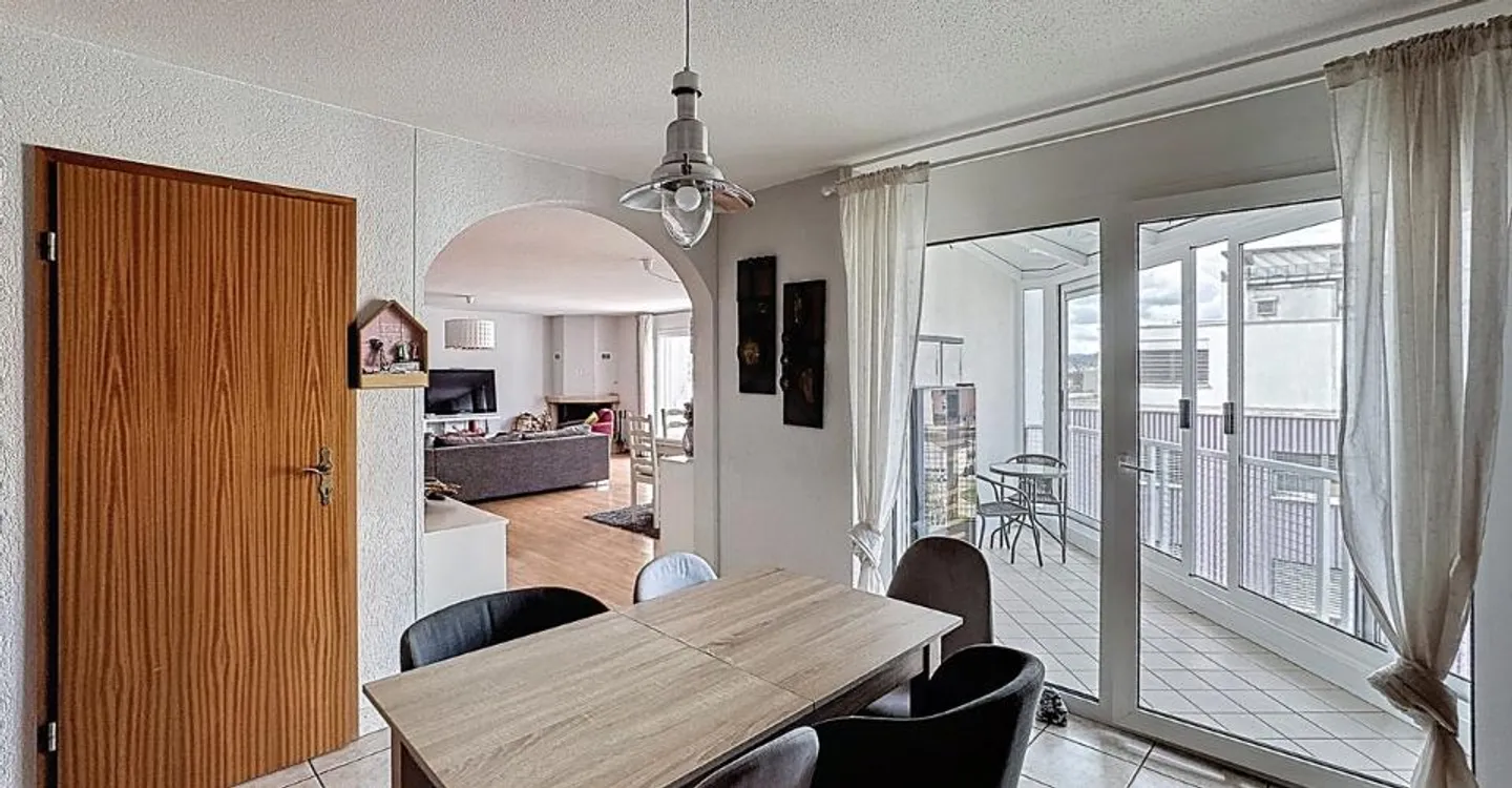 Penthouse spacieux avec terrasses - Photo 6 sur 13