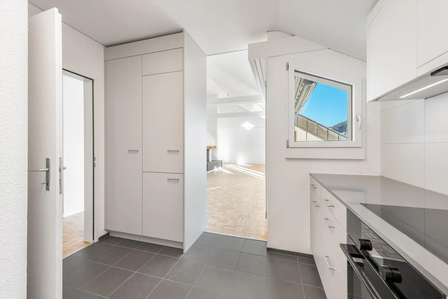 Platz für die ganze Familie – frisch sanierte 5.5 Zimmer-Dachwohnung - Foto 2 von 11