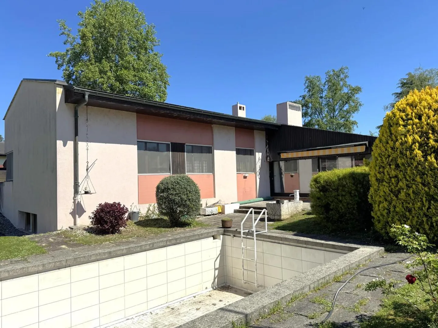 Einzelvilla mit Pool, zu renovieren - Foto 2 von 8