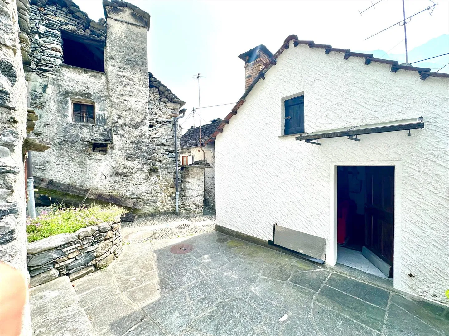 Jewel from 1700: Single-family house with furniture in a quiet and central location in Someo - Photo 9 of 12