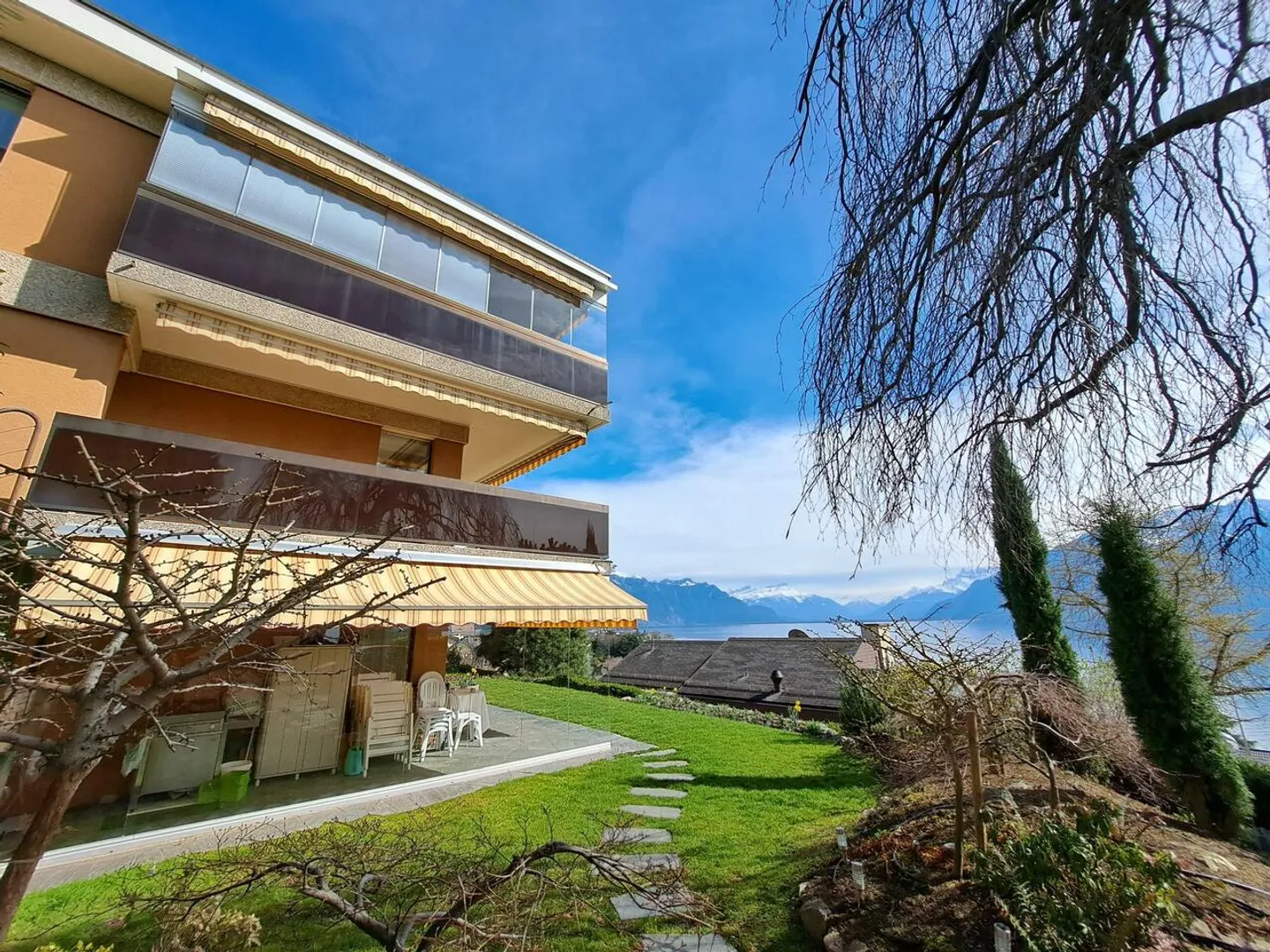 Appartement de 5.5 pièces avec grand balcon, jardin privatif et vue - Photo 1 sur 13