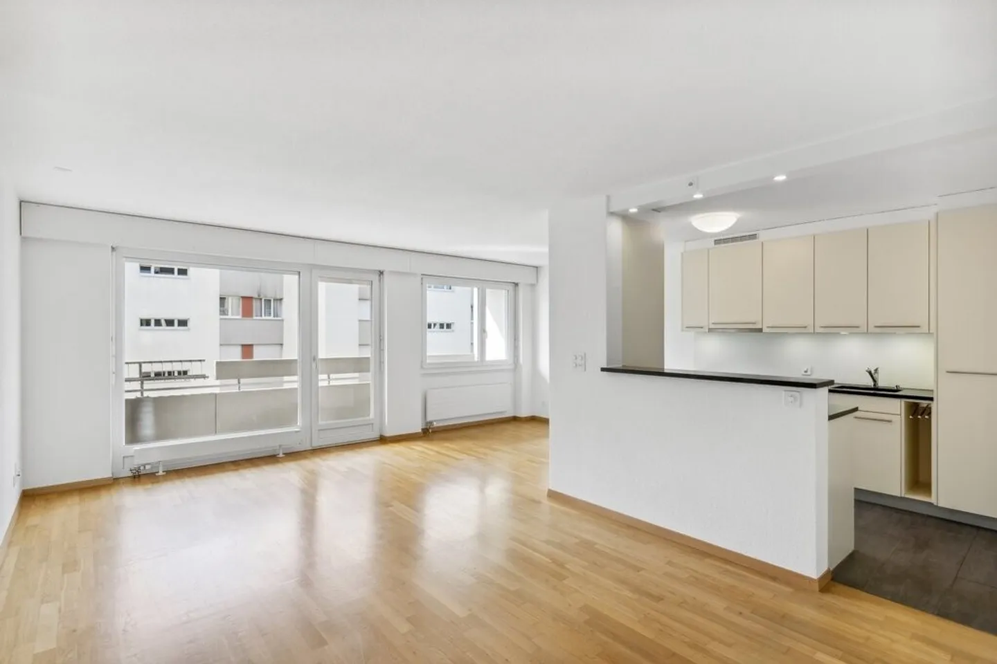 Helle 4.5-Zimmer-Wohnung mit Balkon - Foto 2 von 11