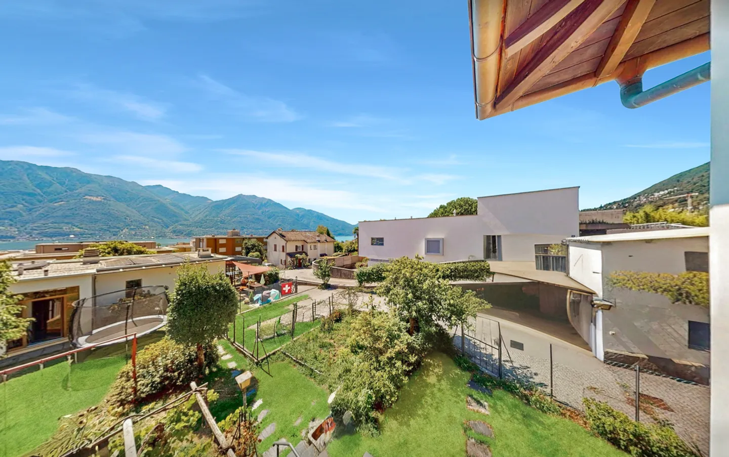 Central Multi-Family House in Minusio with Lake View and Expansion Potential - Photo 2 of 15