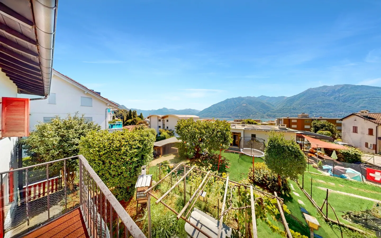 Central Multi-Family House in Minusio with Lake View and Expansion Potential - Photo 3 of 15