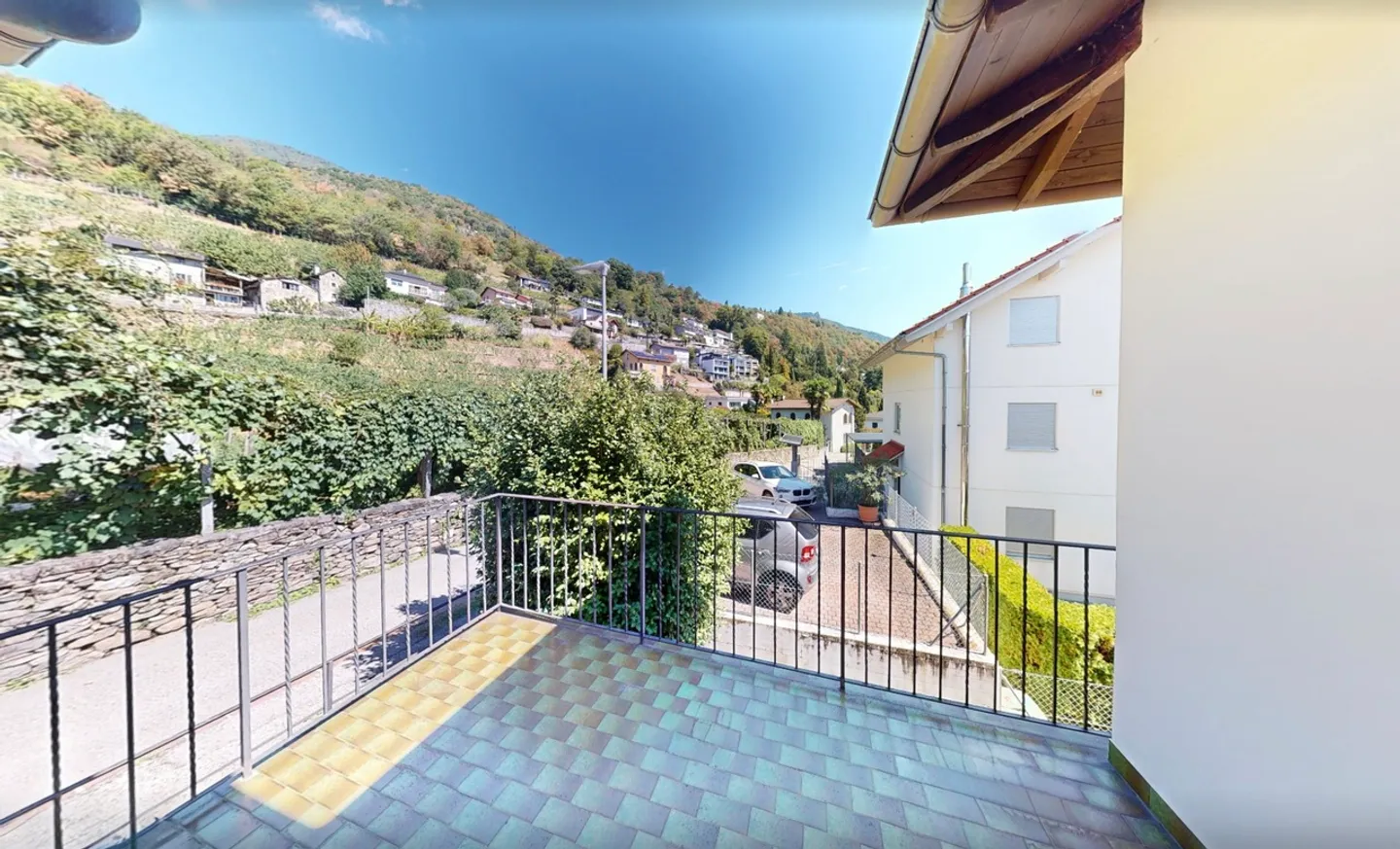 Central Multi-Family House in Minusio with Lake View and Expansion Potential - Photo 4 of 15