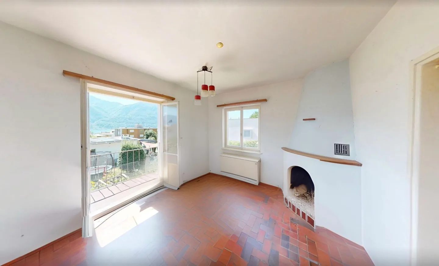 Central Multi-Family House in Minusio with Lake View and Expansion Potential - Photo 5 of 15