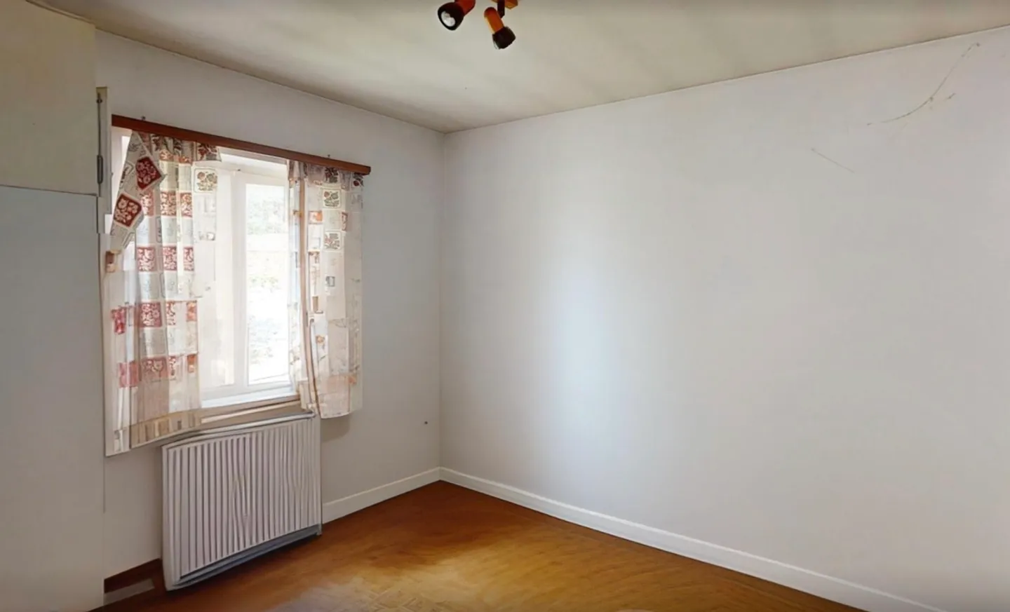 Central Multi-Family House in Minusio with Lake View and Expansion Potential - Photo 9 of 15