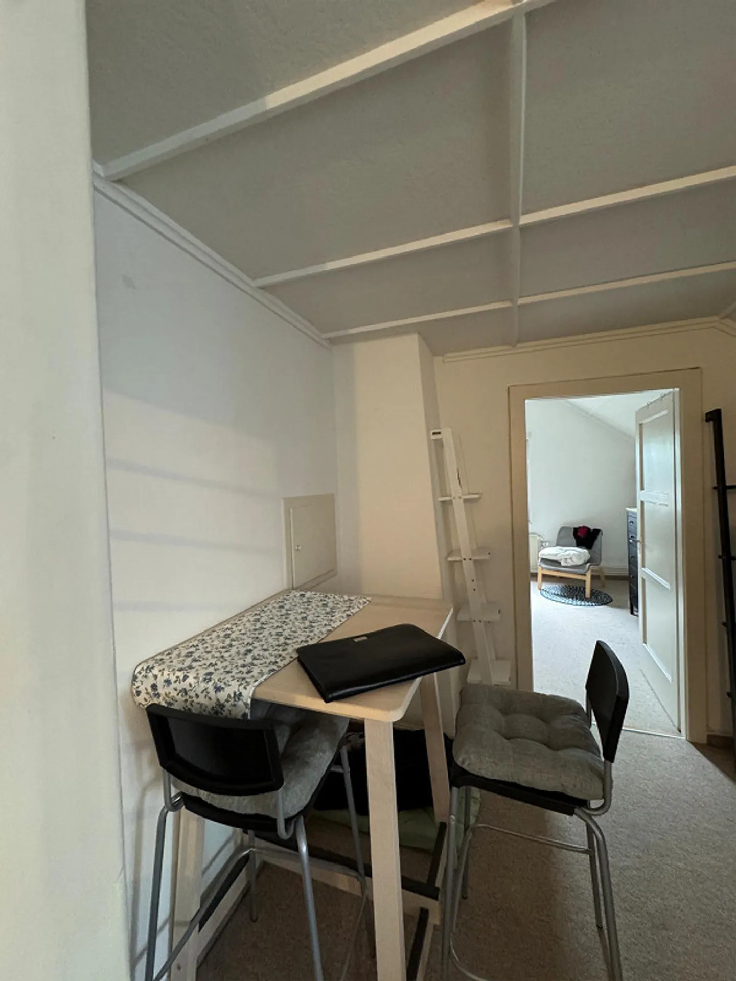Charming 2-room attic apartment for rent in a beautiful location - Photo 9 of 11
