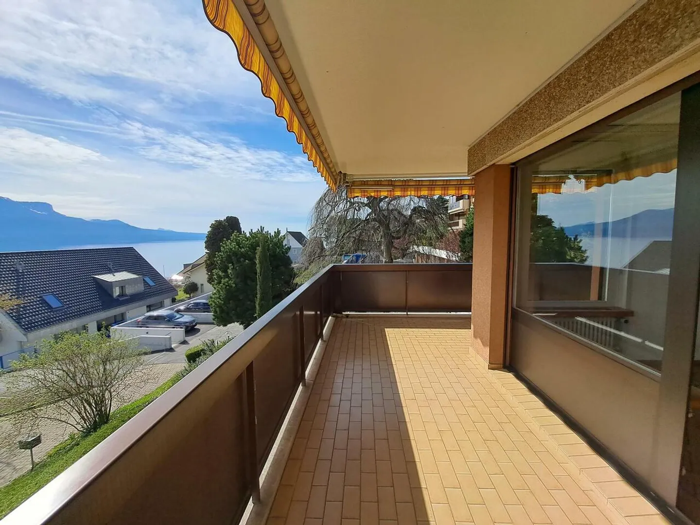 Appartement de 5.5 pièces avec grand balcon, jardin privatif et vue - Photo 2 sur 13