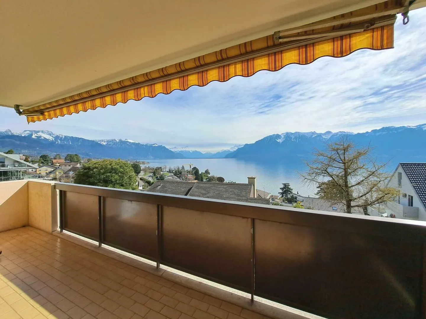 Appartement de 5.5 pièces avec grand balcon, jardin privatif et vue - Photo 3 sur 13