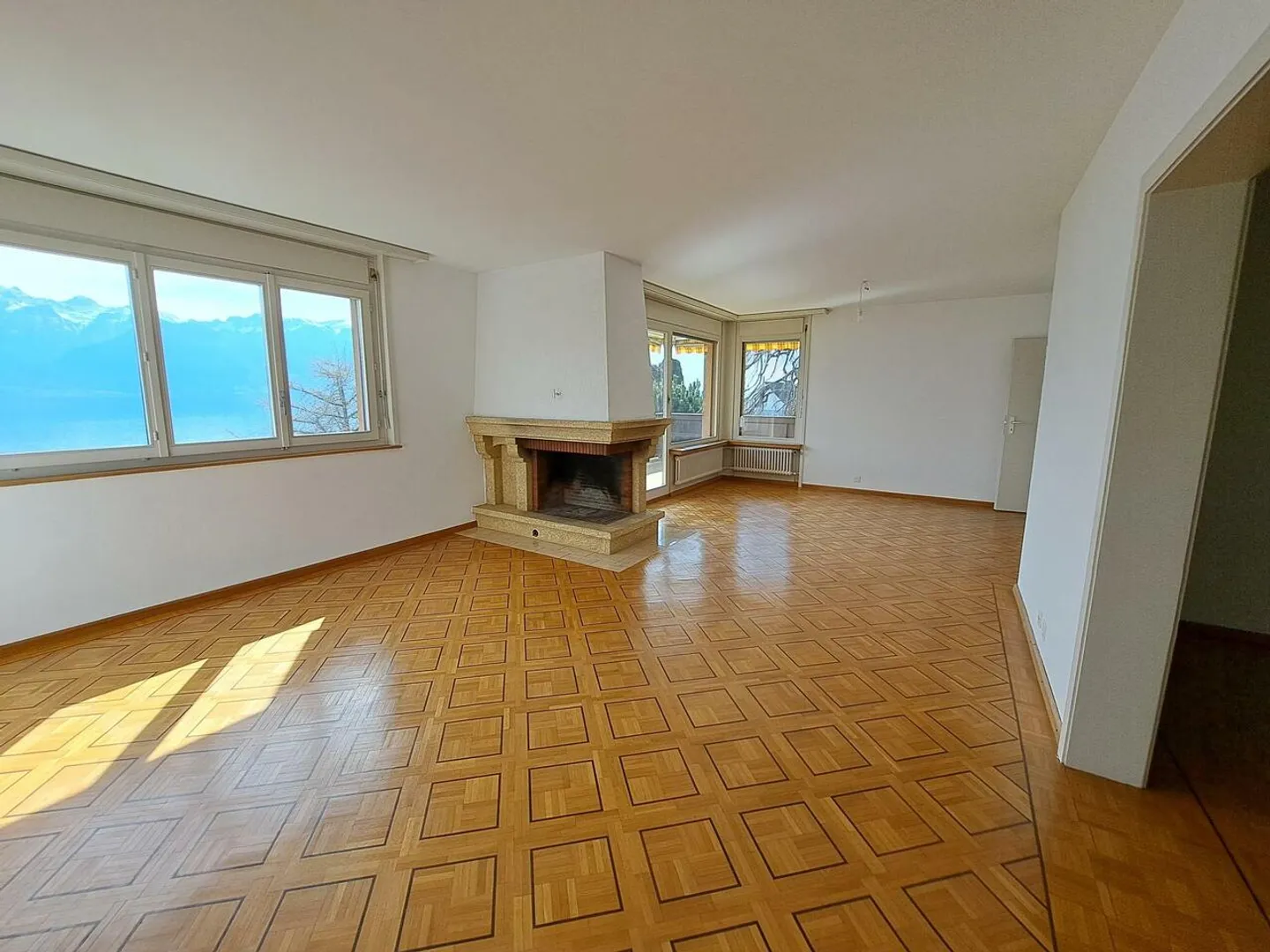 Appartement de 5.5 pièces avec grand balcon, jardin privatif et vue - Photo 4 sur 13