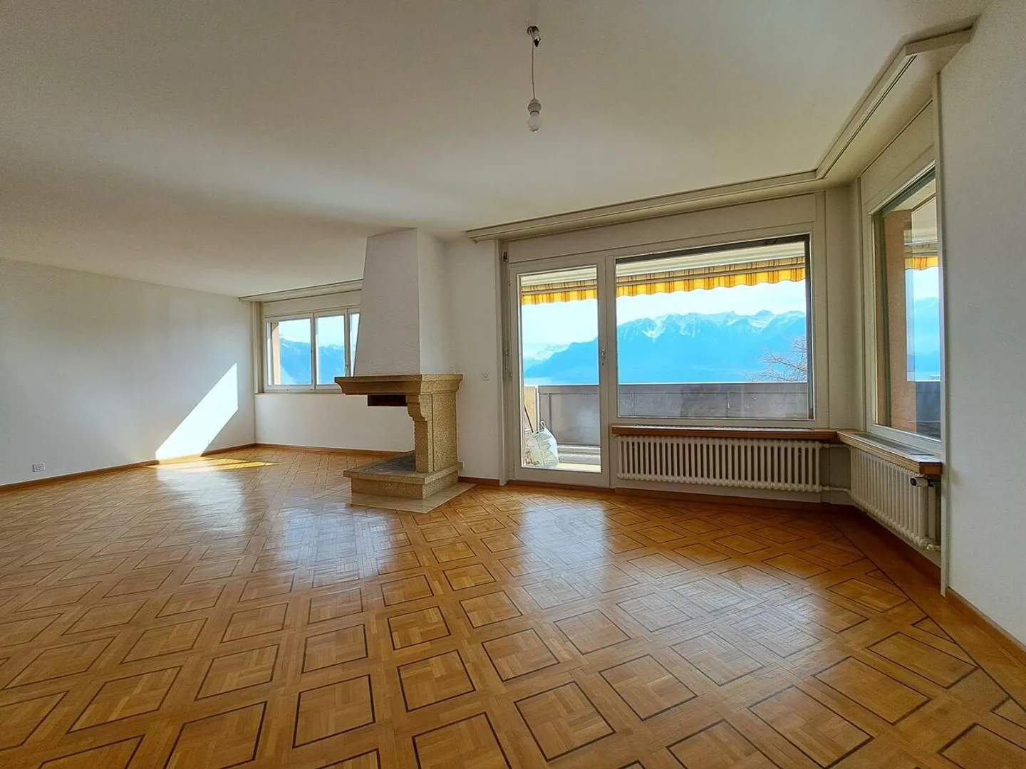 Appartement de 5.5 pièces avec grand balcon, jardin privatif et vue - Photo 5 sur 13