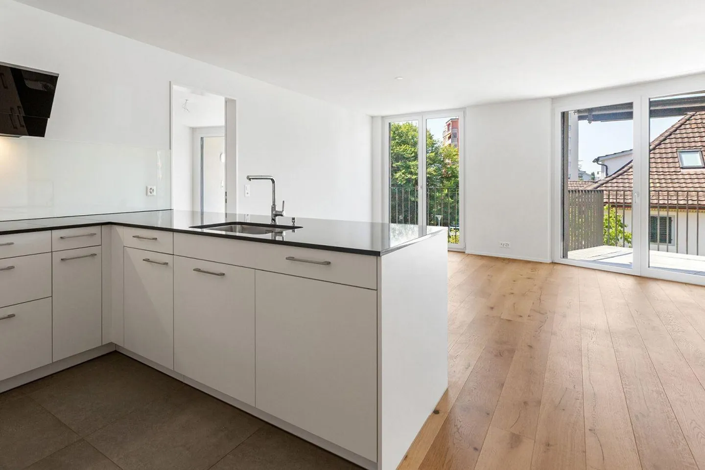 Appartamento come nuovo, 2° piano, 2 balconi a ovest lontano dalla strada principale! - Foto 1 di 7