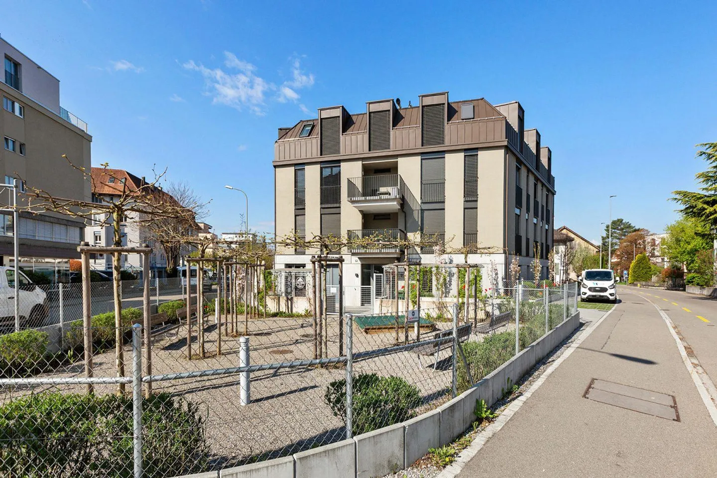 Appartamento come nuovo, 2° piano, 2 balconi a ovest lontano dalla strada principale! - Foto 2 di 7