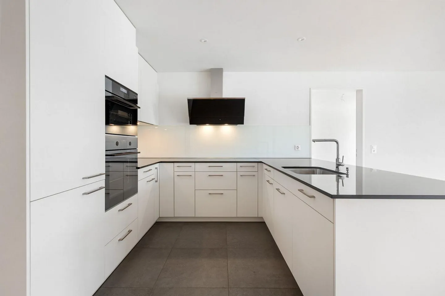 Appartamento come nuovo, 2° piano, 2 balconi a ovest lontano dalla strada principale! - Foto 4 di 7