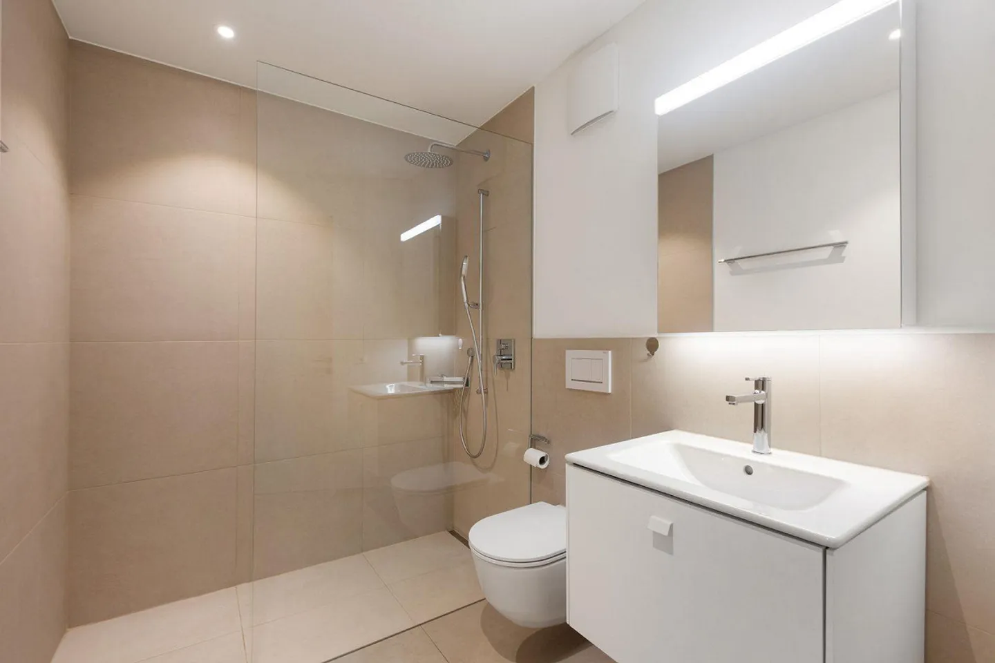 Appartamento come nuovo, 2° piano, 2 balconi a ovest lontano dalla strada principale! - Foto 5 di 7