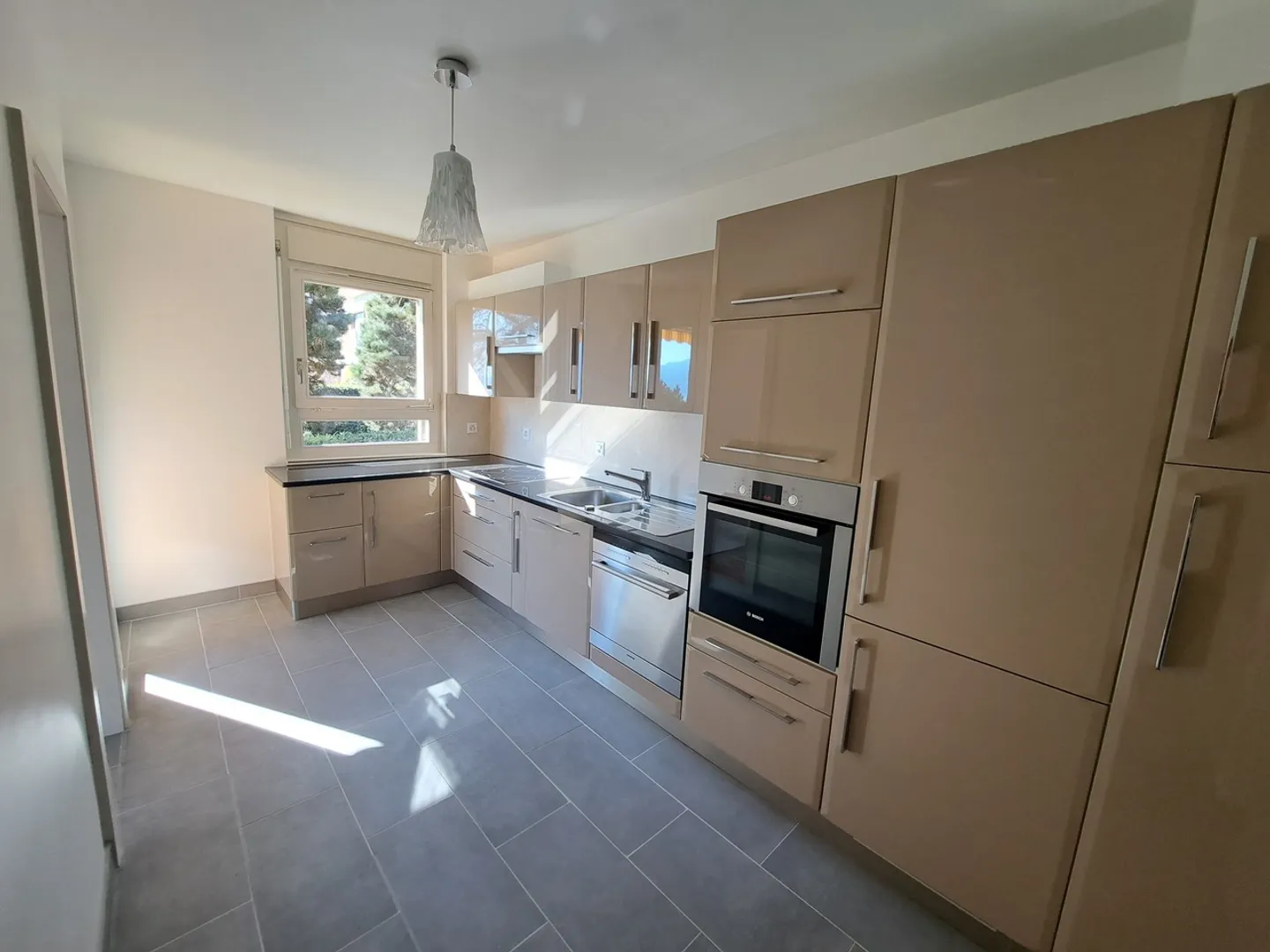 Appartement de 5.5 pièces avec grand balcon, jardin privatif et vue - Photo 6 sur 13