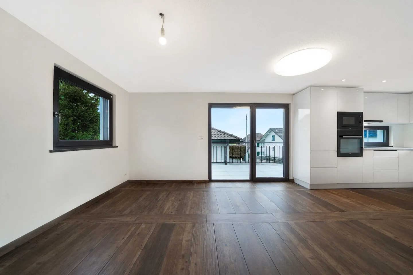 Neuwertiges Doppeleinfamilienhaus mit Einliegerwohnung und grossem Carport - Photo 3 of 15