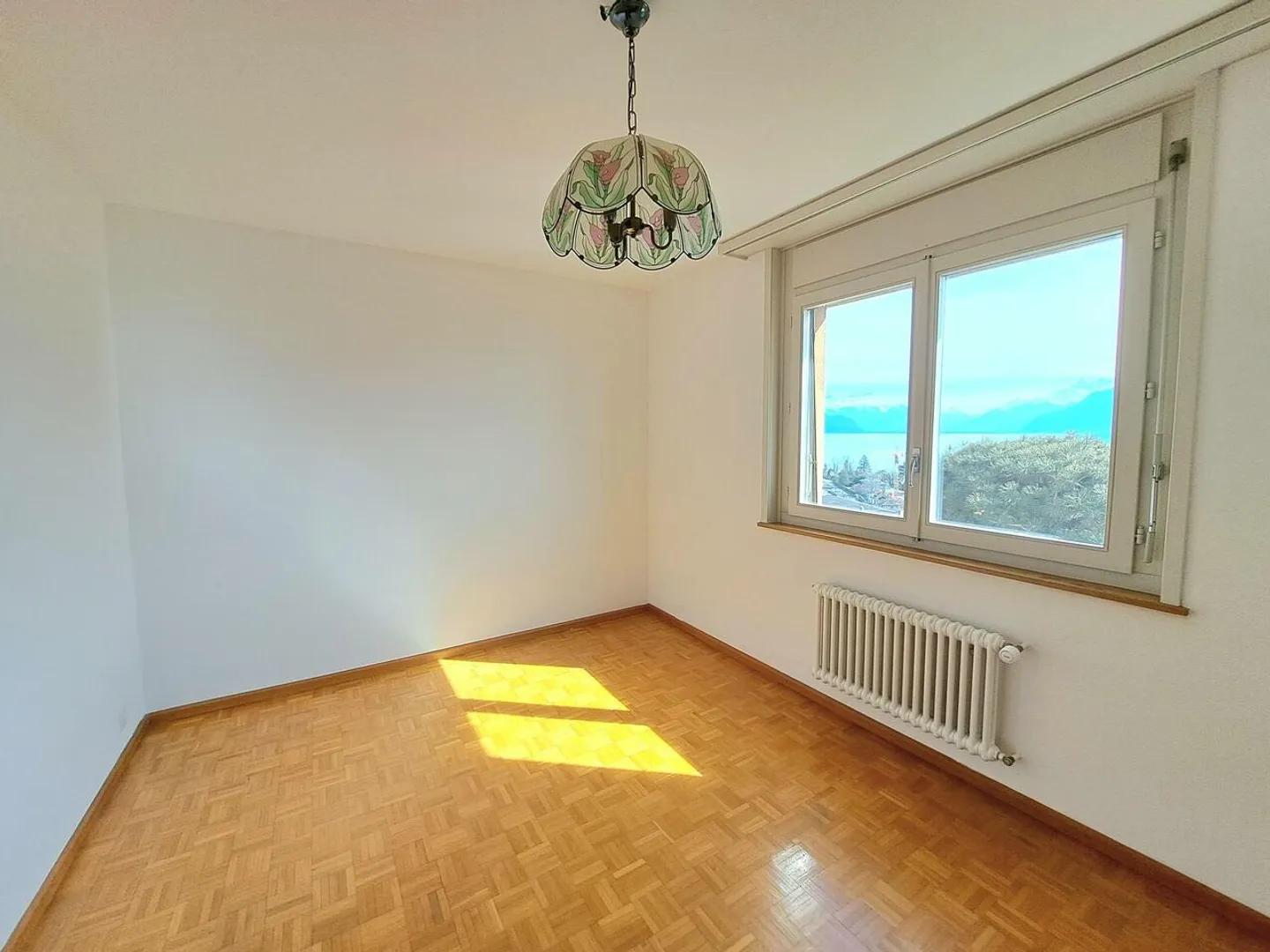 Appartement de 5.5 pièces avec grand balcon, jardin privatif et vue - Photo 8 sur 13