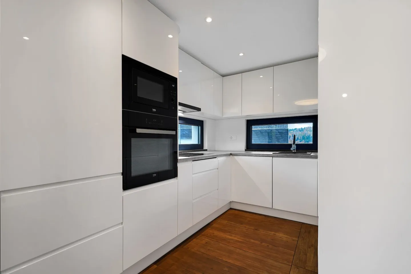 Neuwertiges Doppeleinfamilienhaus mit Einliegerwohnung und grossem Carport - Photo 6 of 15