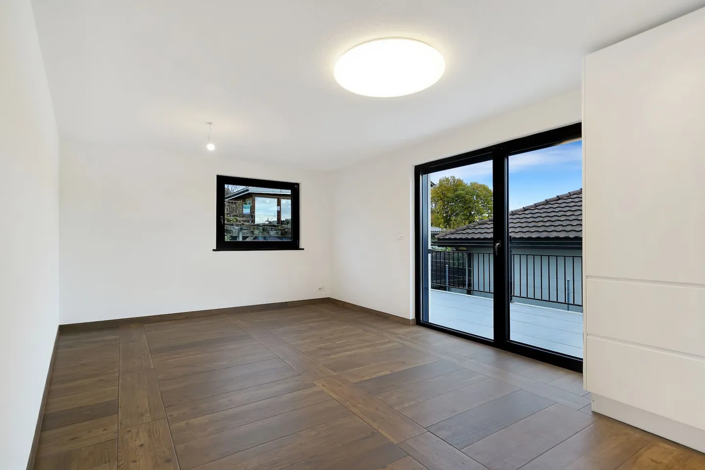 Neuwertiges Doppeleinfamilienhaus mit Einliegerwohnung und grossem Carport - Photo 4 of 15