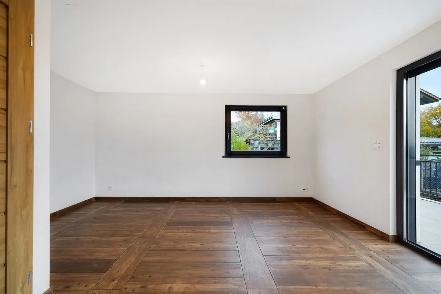 Neuwertiges Doppeleinfamilienhaus mit Einliegerwohnung und grossem Carport - Photo 5 of 15