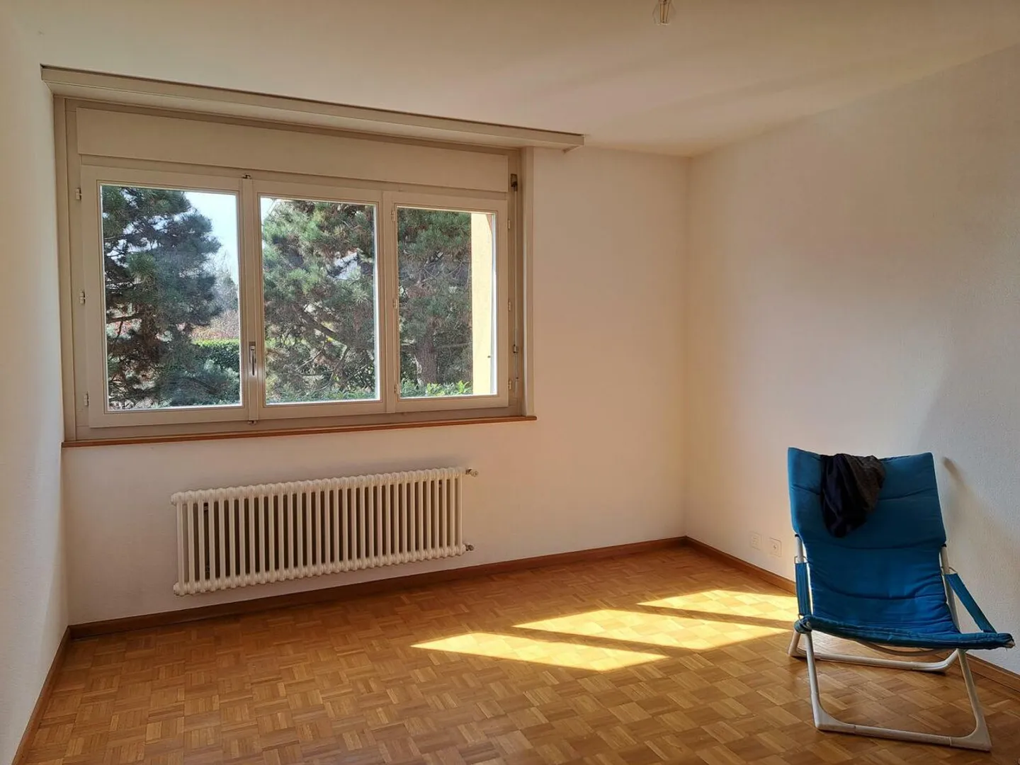 Appartement de 5.5 pièces avec grand balcon, jardin privatif et vue - Photo 9 sur 13