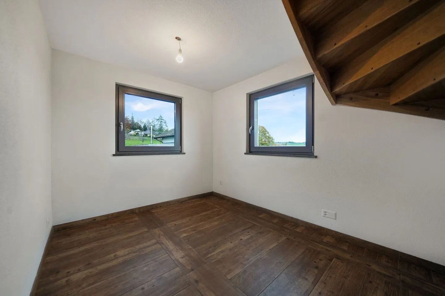 Neuwertiges Doppeleinfamilienhaus mit Einliegerwohnung und grossem Carport - Photo 11 of 15