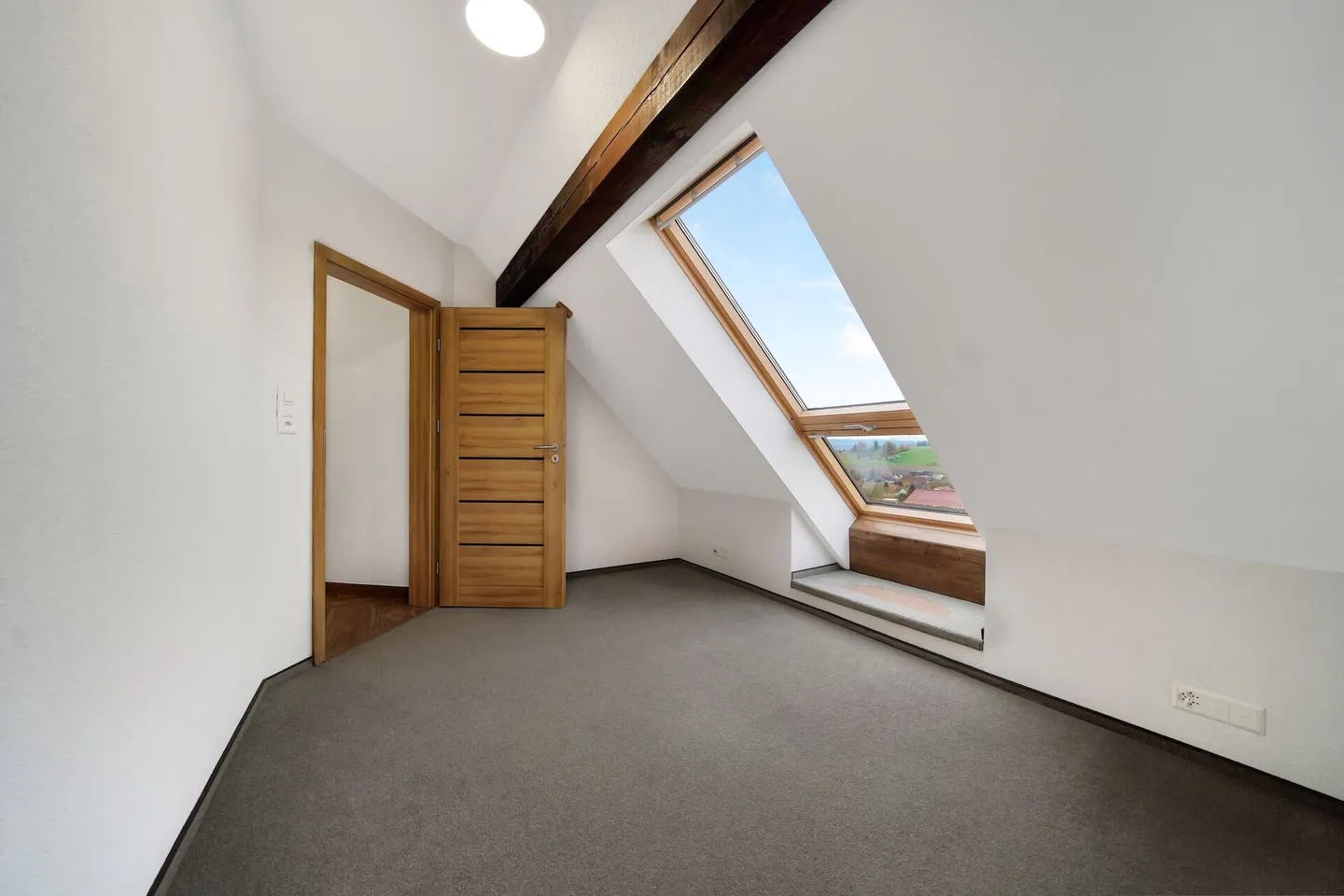 Neuwertiges Doppeleinfamilienhaus mit Einliegerwohnung und grossem Carport - Photo 14 of 15