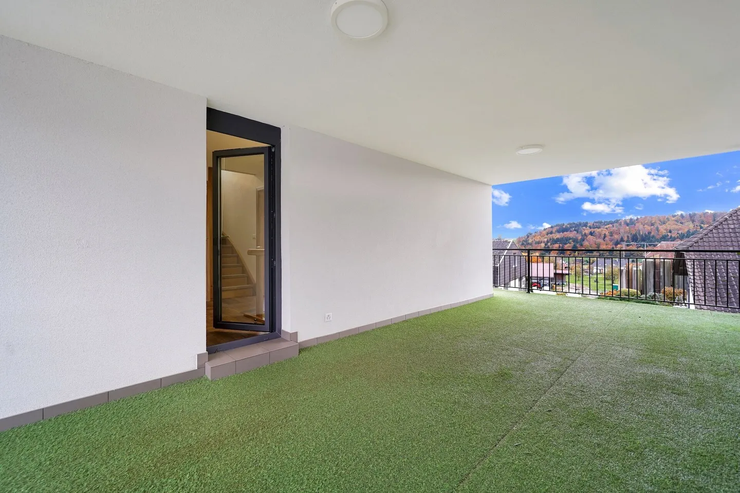 Neuwertiges Doppeleinfamilienhaus mit Einliegerwohnung und grossem Carport - Photo 12 of 15