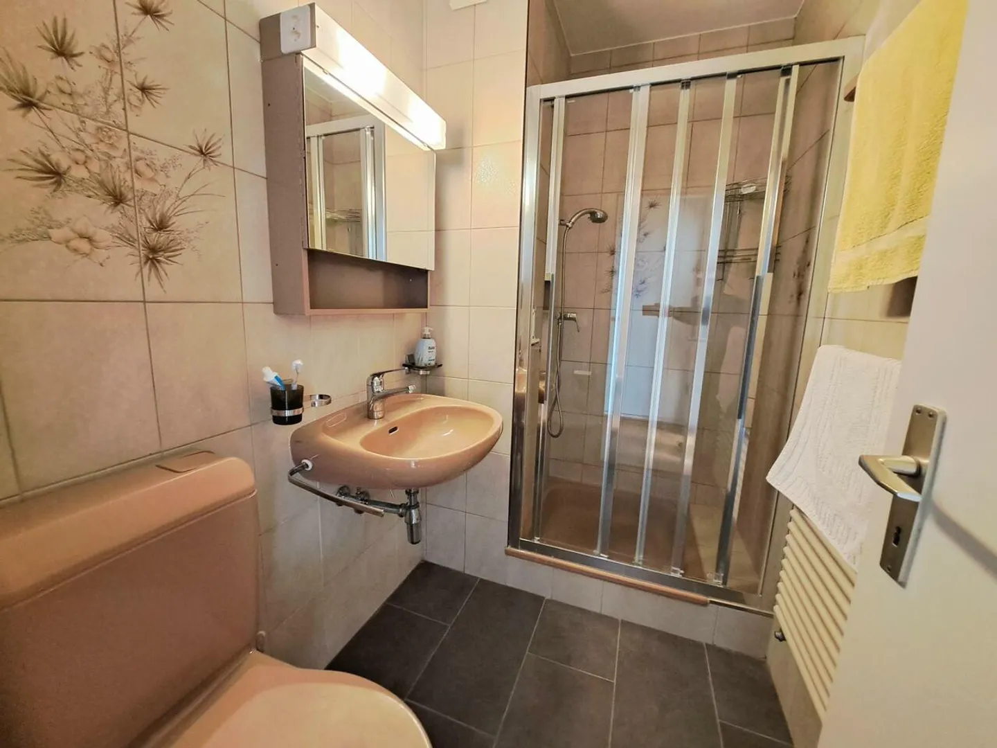 Appartement de 5.5 pièces avec grand balcon, jardin privatif et vue - Photo 11 sur 13
