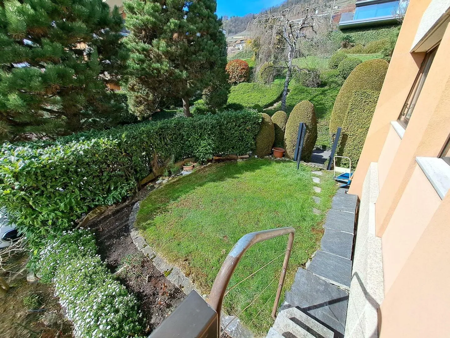 Appartement de 5.5 pièces avec grand balcon, jardin privatif et vue - Photo 12 sur 13