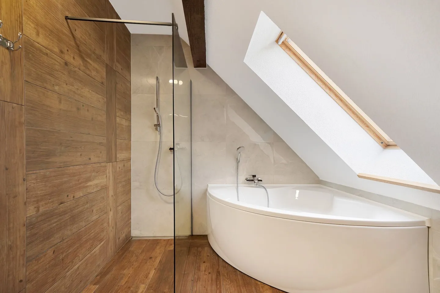 Neuwertiges Doppeleinfamilienhaus mit Einliegerwohnung und grossem Carport - Photo 13 of 15