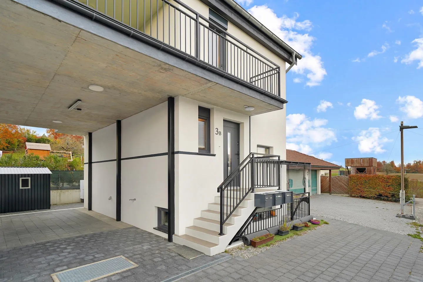 Neuwertiges Doppeleinfamilienhaus mit Einliegerwohnung und grossem Carport - Photo 15 of 15