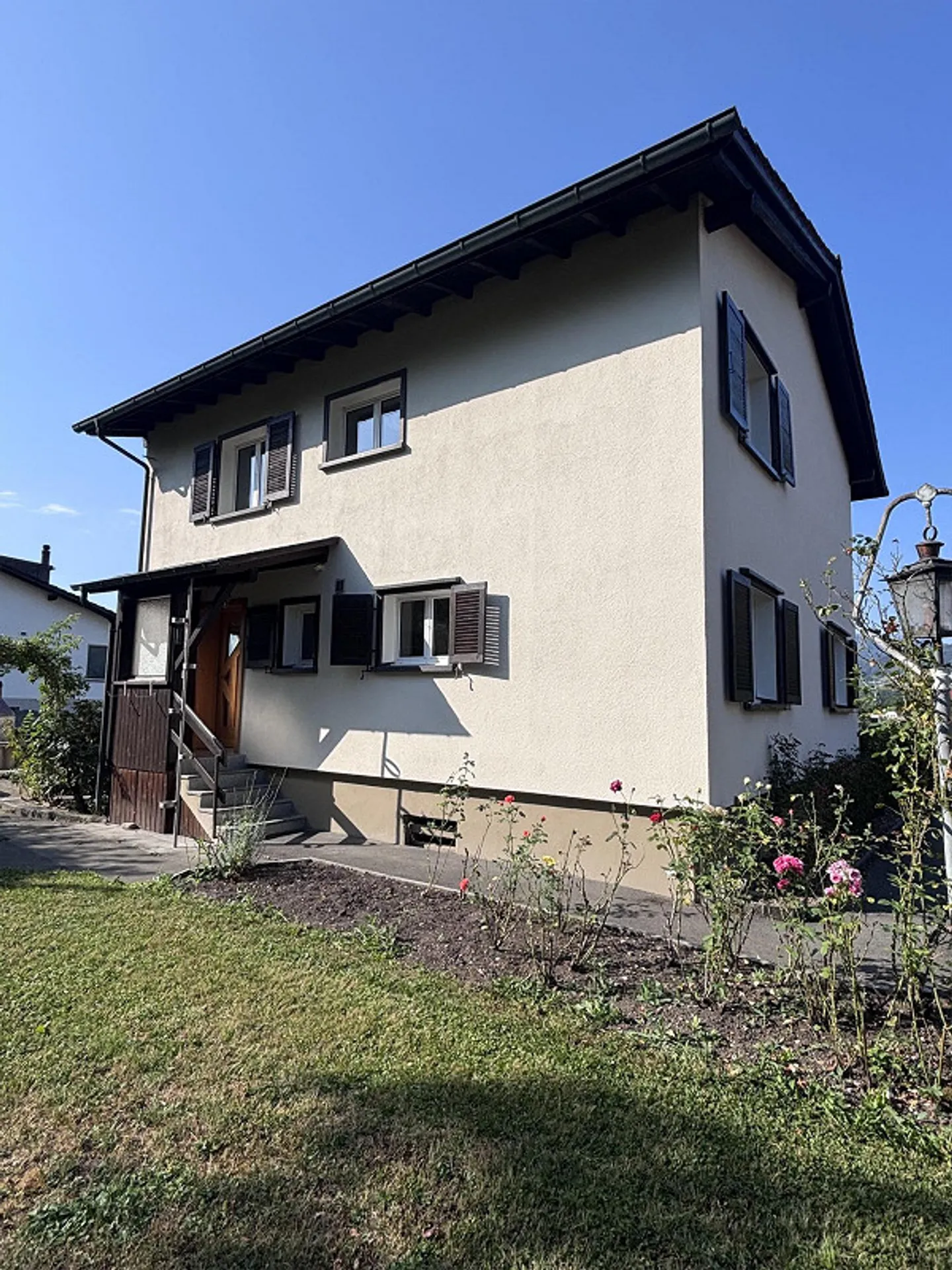 Renovated 6.5-Room Single-Family Home in a Quiet Location - Photo 2 of 9