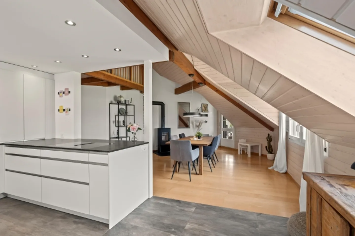 GROSSE DACHWOHNUNG - CHARMANT UND ERSCHWINGLICH - Foto 2 von 8