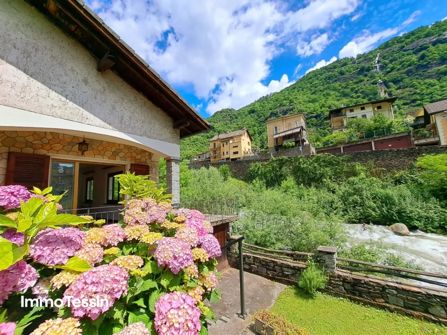 VERY RARE JEWEL: Living on the only inhabited island in Ticino - Photo 1 of 13