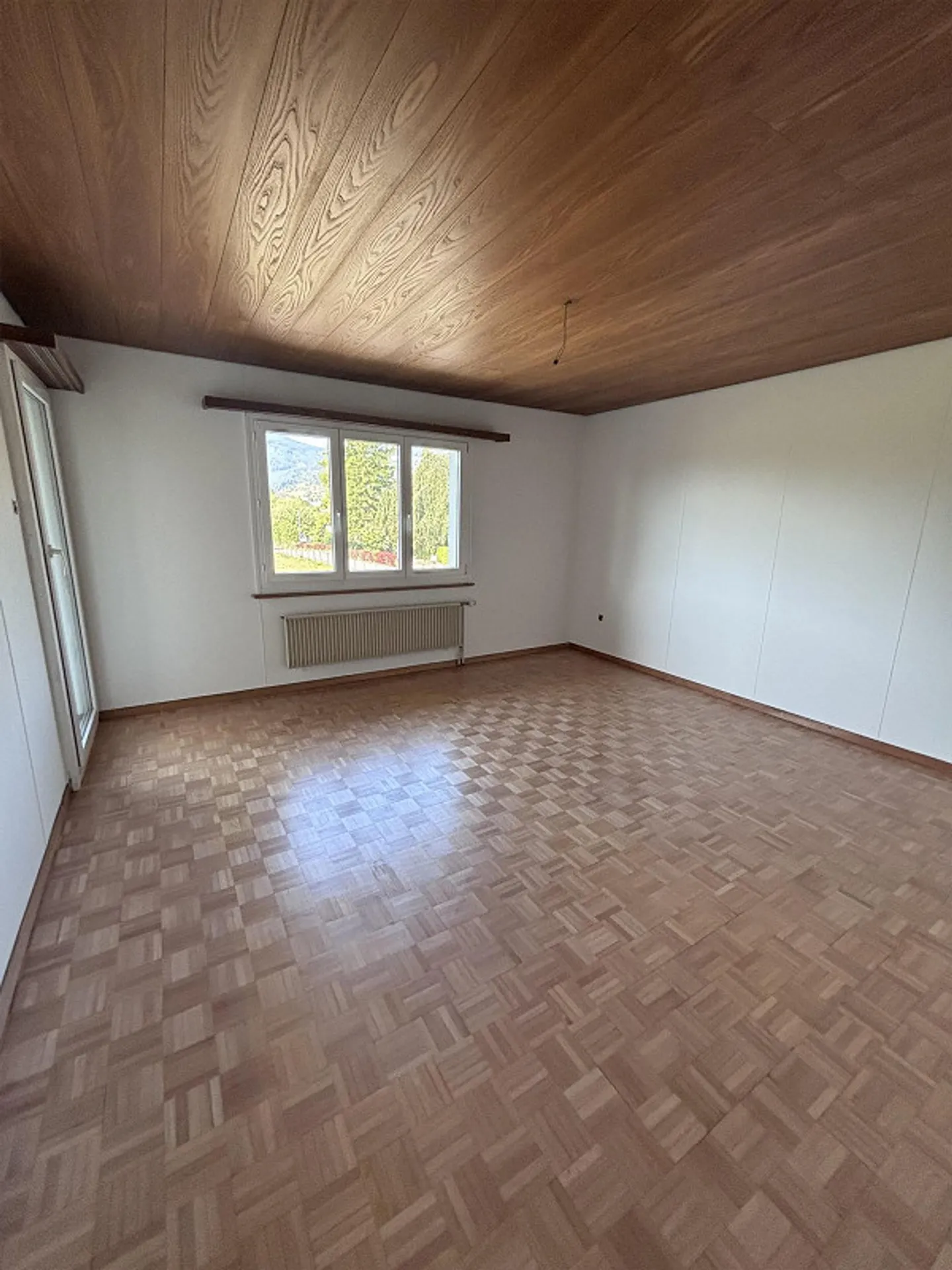 Renovated 6.5-Room Single-Family Home in a Quiet Location - Photo 7 of 9