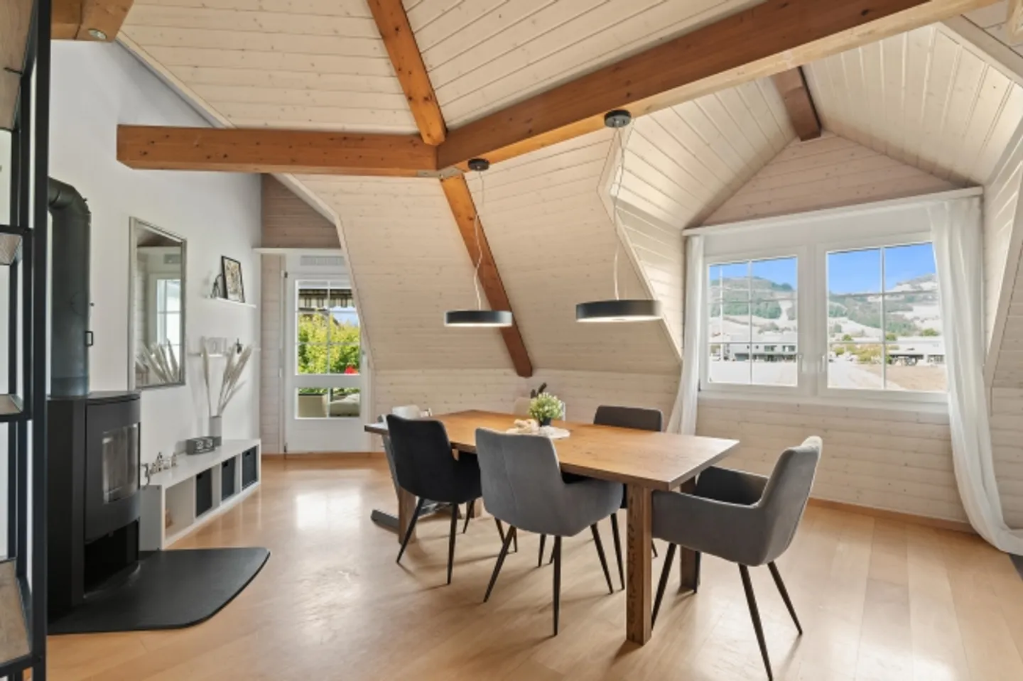 GROSSE DACHWOHNUNG - CHARMANT UND ERSCHWINGLICH - Foto 3 von 8