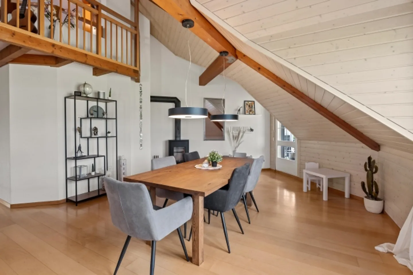 GROSSE DACHWOHNUNG - CHARMANT UND ERSCHWINGLICH - Foto 4 von 8