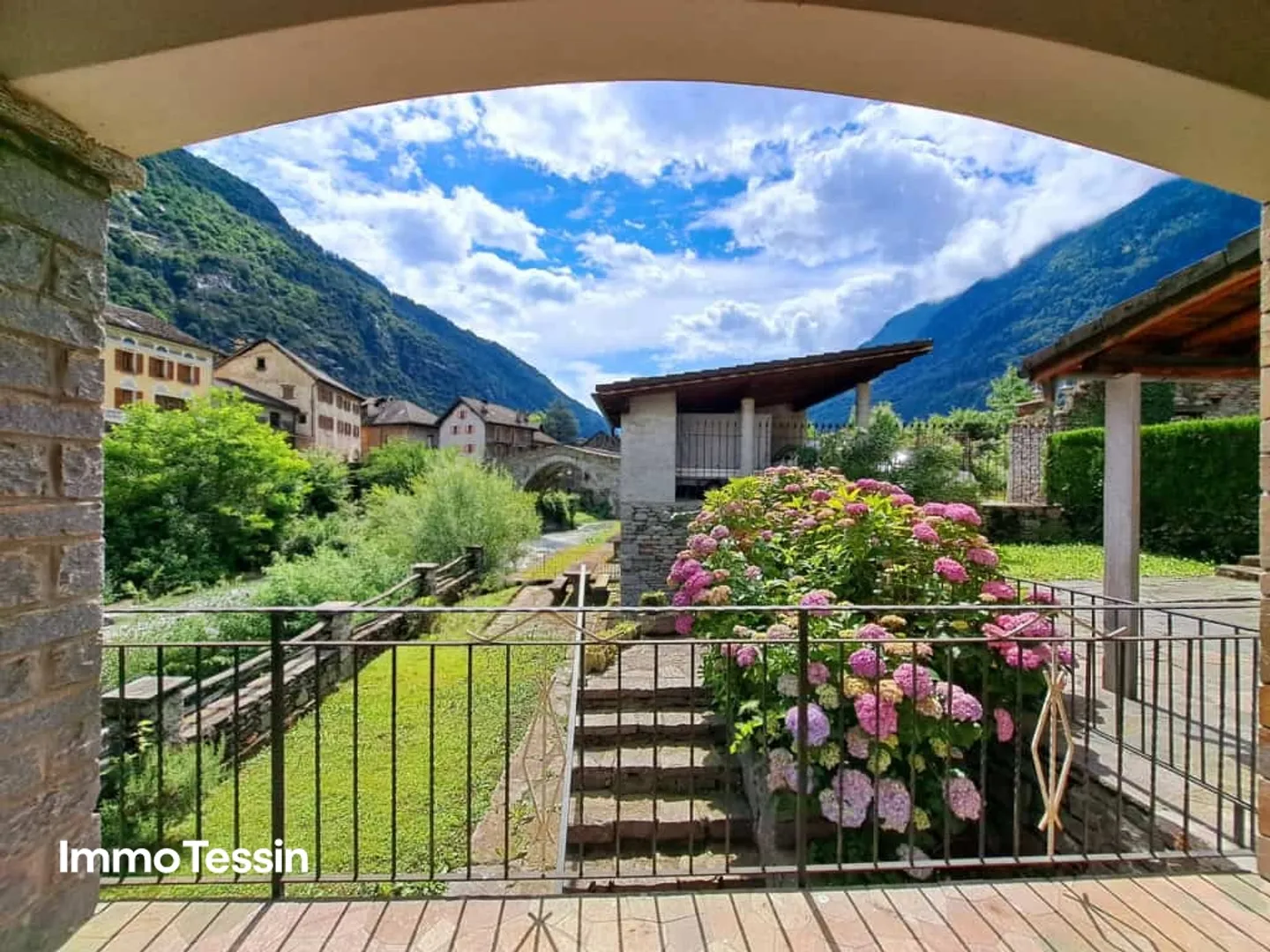 VERY RARE JEWEL: Living on the only inhabited island in Ticino - Photo 3 of 13
