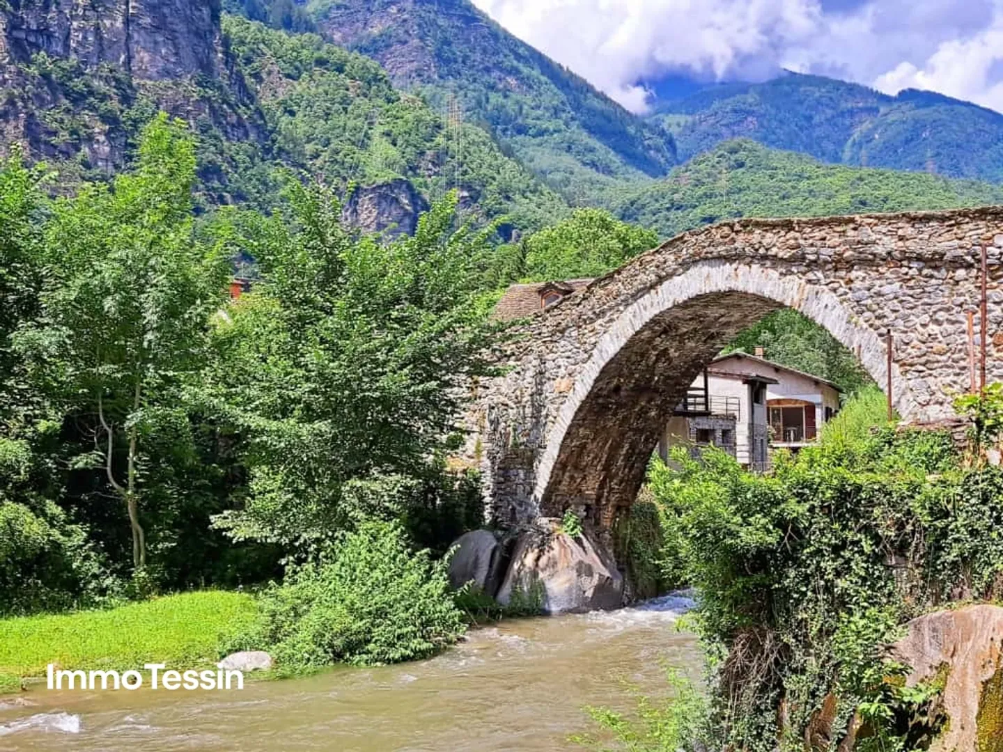VERY RARE JEWEL: Living on the only inhabited island in Ticino - Photo 4 of 13