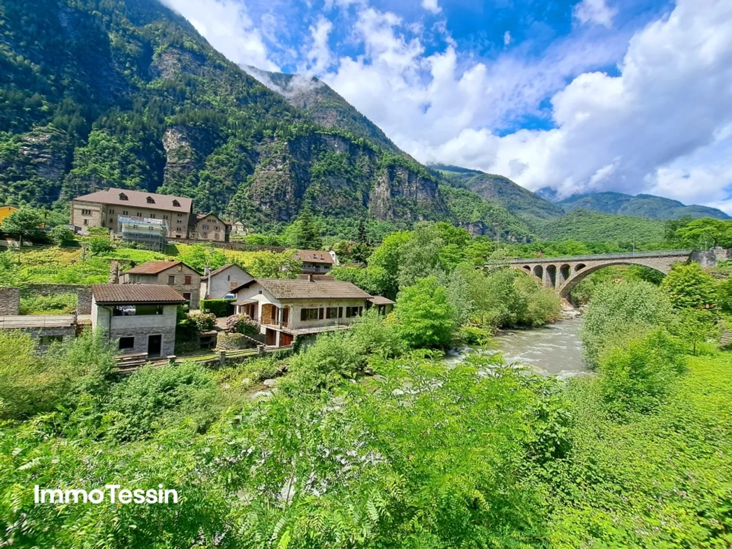 VERY RARE JEWEL: Living on the only inhabited island in Ticino - Photo 5 of 13