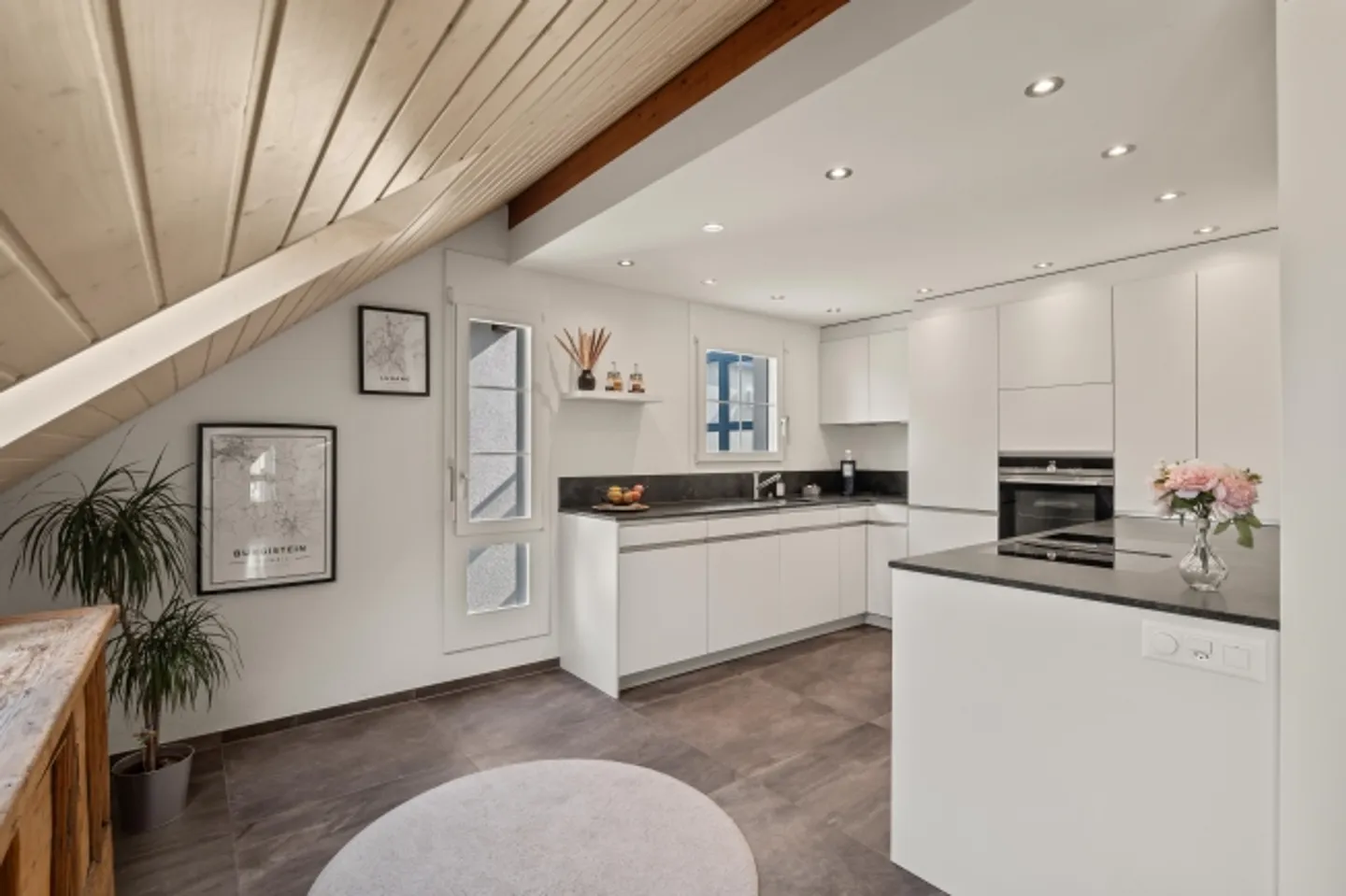 GROSSE DACHWOHNUNG - CHARMANT UND ERSCHWINGLICH - Foto 7 von 8